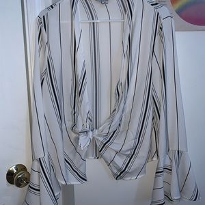 Stylish b&w top with open front and flared sleeves
